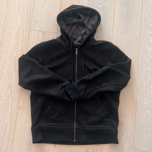 Burberry kofta - Tja! Säljer nu denna burberry koftan. Den är sjukt bekväm och skönt, perfekt till sommarkvällarna🥰. Tveka inte på att fråga ifall du har frågor🤗