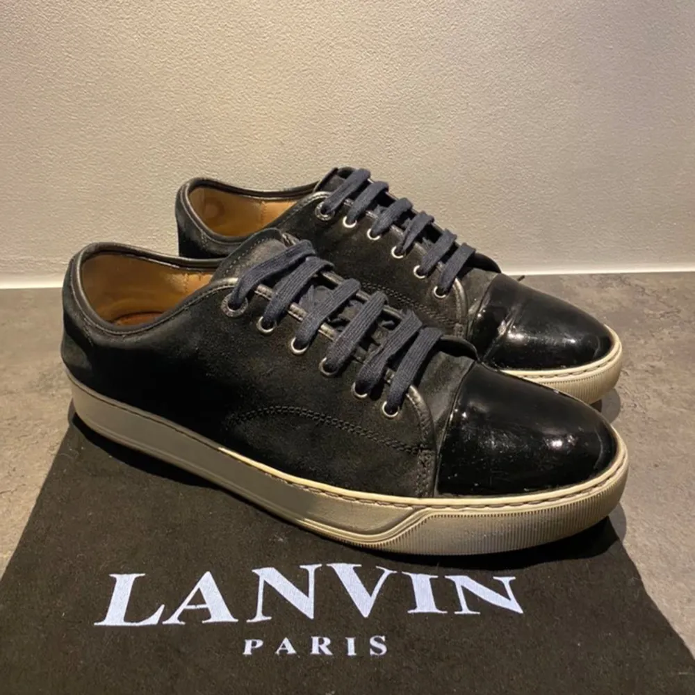 Säljer dessa snygga Lanvin cap toe sneakers för 2399kr!🤩| skorna är i väldigt bra skick! | UK 9 | box och dustbag ingår! | Skriv vid frågor och funderingar!🤩. Skor.