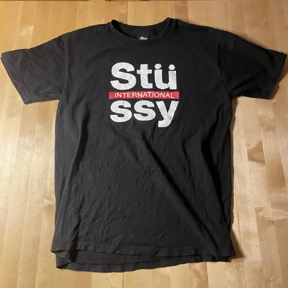 Svart Stussy T-shirt i skick 9/10 . Säljer då den inte används. Tveka inte på att skriva om det är nått! . T-shirts.