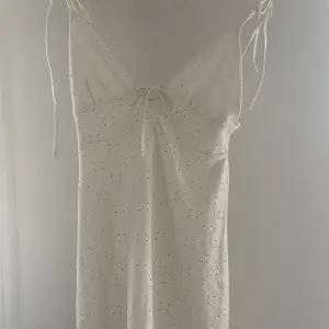 Jättefin kort klänning från hm! Perfekt till sommaren☀️i bra skick och är i storlek xs!❤️säljer pågrund av att den inte passar längre