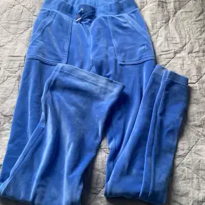 Säljer mina blåa juicy byxor då de inte kommer till användning! Fint skick och tvättas innan de skickas. 