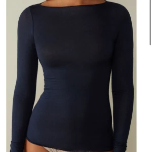 intimissimi tröja  - Säljer min intimissimi tröja då den inte var något för mig! Fick den förra året i present och är använd 1 gång! I jätte fin skick! 
