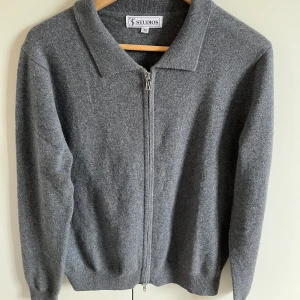 Kashmir full zip - En riktigt sjysst fullzip från S&T studios i 30% kashmir 70% merinoull✨  Nypris 1800💸 Storlek XS normal i storleken. Väldigt skönt material. Skicket på tröjan är 9/10 alltså inga defekter! Skriv vid frågor! Priset kan diskuteras vid snabb affär.