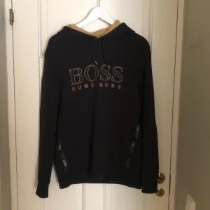 Hugo boss hoodie - Säljer nu min Hugo boss hoodie, väldigt fint skick använts max 3 gånger.  Storlek M Dm för mer frågor