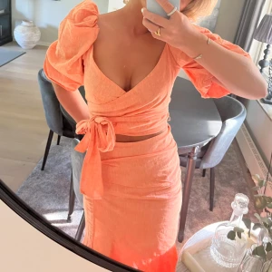 Kjol och topp - Säljer detta superfina sett med kjol och topp från Gina! 