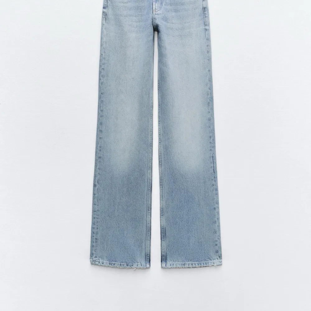 Säljer dessa zara jeans i storlek 34 då dem är förstora, endast använda två gånger🙌🏽om nån har dessa i 32 och vill byta är jag även öppen t dig🙏🏼😍. Jeans & Byxor.