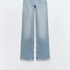 Säljer dessa zara jeans i storlek 34 då dem är förstora, endast använda två gånger🙌🏽om nån har dessa i 32 och vill byta är jag även öppen t dig🙏🏼😍