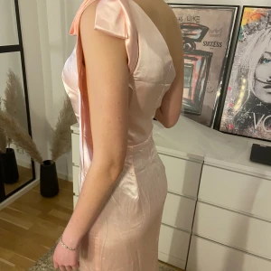 Balklänning  - Helt ny balklänning från Hebeos som inte går att skicka tillbaka.  SÄLJER EN LIKADAN FAST I 36. Skriv för funderingar 🩷