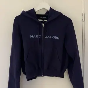 Jätte fin Marc Jacobs hoodie som är köpt i Grekland för ca 3000kr. Använd fåtal gånger och är i jätte bra skick. Storleken är S. Den är jätte skön att ha på sig, gillade ha denna på sommar kvällar när det var lite kyligt. Skriv för fler frågor!💙