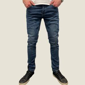 Snygga mörkblå slimfit jeans från only & sons. Storlek 33/32. Jeansen är i fint skick.  Modellen är 187cm. Fråga gärna vid funderingar!