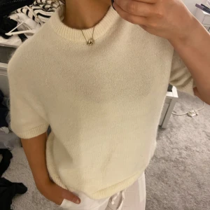 Stickad mohair T-shirt från Gina💗 - Så så fin och skön!! Säljer då den inte kommer till användning längre❤️Lika bra skick nu som när jag köpte! 