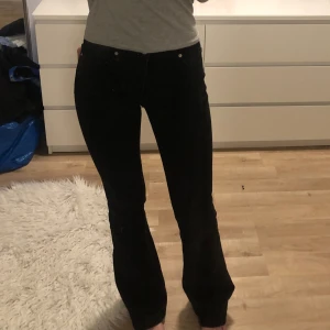 Svarta bootcut jeans  - Andvänt några få gånger 