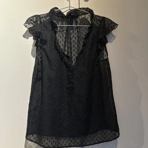 Blus Vero Moda - Snygg genomskinlig blus från Vero Moda. Perfekt till sommaren och i bra skick. Storlek M