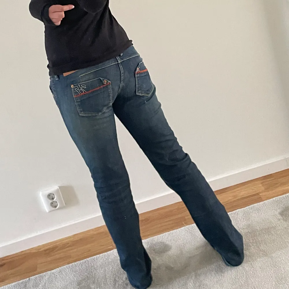 Super snygga jeans med väldigt låg midja, använt typ en gång och nästan helt i ny skick❤️😽Utsvängda/raka ben  Storlek 27 i midjan och är ganska bra i längs på mig som är 165❤️ Pris kan diskuteras😽. Jeans & Byxor.