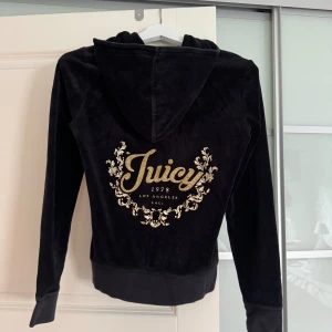 Juicy couture kofta - Juicy couture kofta i svart, storlek S. Köpt i New York för många år sedan och modellen finns inte att köpa längre. Koftan är i fint skick.