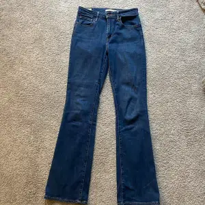 Jag säljer ett par Levis jeans i ny skick. Endast testade 1 gång. Ny pris 1250kr mitt pris 600kr🌼🌸 köparen står för frakten och ev. postens slarv