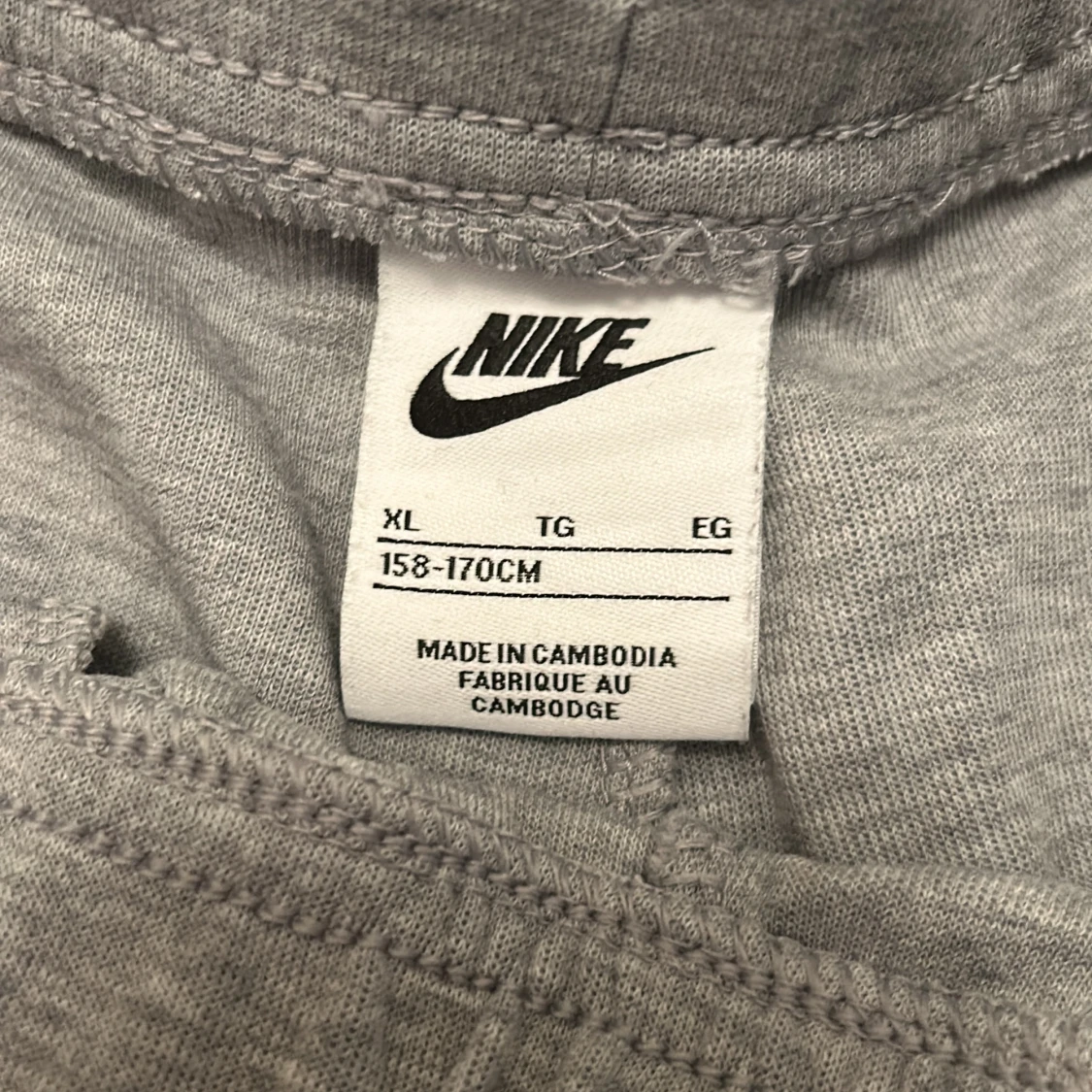 Gråa Nike tech byxor - 91