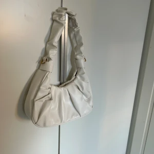 Sommar väska - Jag säljer min as gulliga väska. Den är as söt till sommaren. Materialer påminner lite om läder (men är inte de). Pris går att diskutera. Kontakta mig om du har några frågor💕🤗