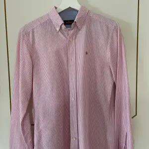 Säljer denna Morris skjortan som är i storlek S. Den är perfekt för sommaren och är i väldigt bra skick. Det är inga defekter på den. 