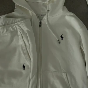 Polo Ralph Lauren Tracksuit - Vit polo dress. nypris ca 2500kr. 1200 för hela dressen eller 800kr per plagg.