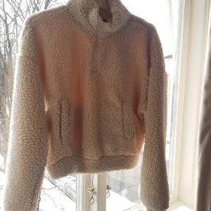 Hoodie  - Säljer den hära kroppade hoodien som är så mjuk! Den har fickor och en dragkedjan som öppnas snyggt