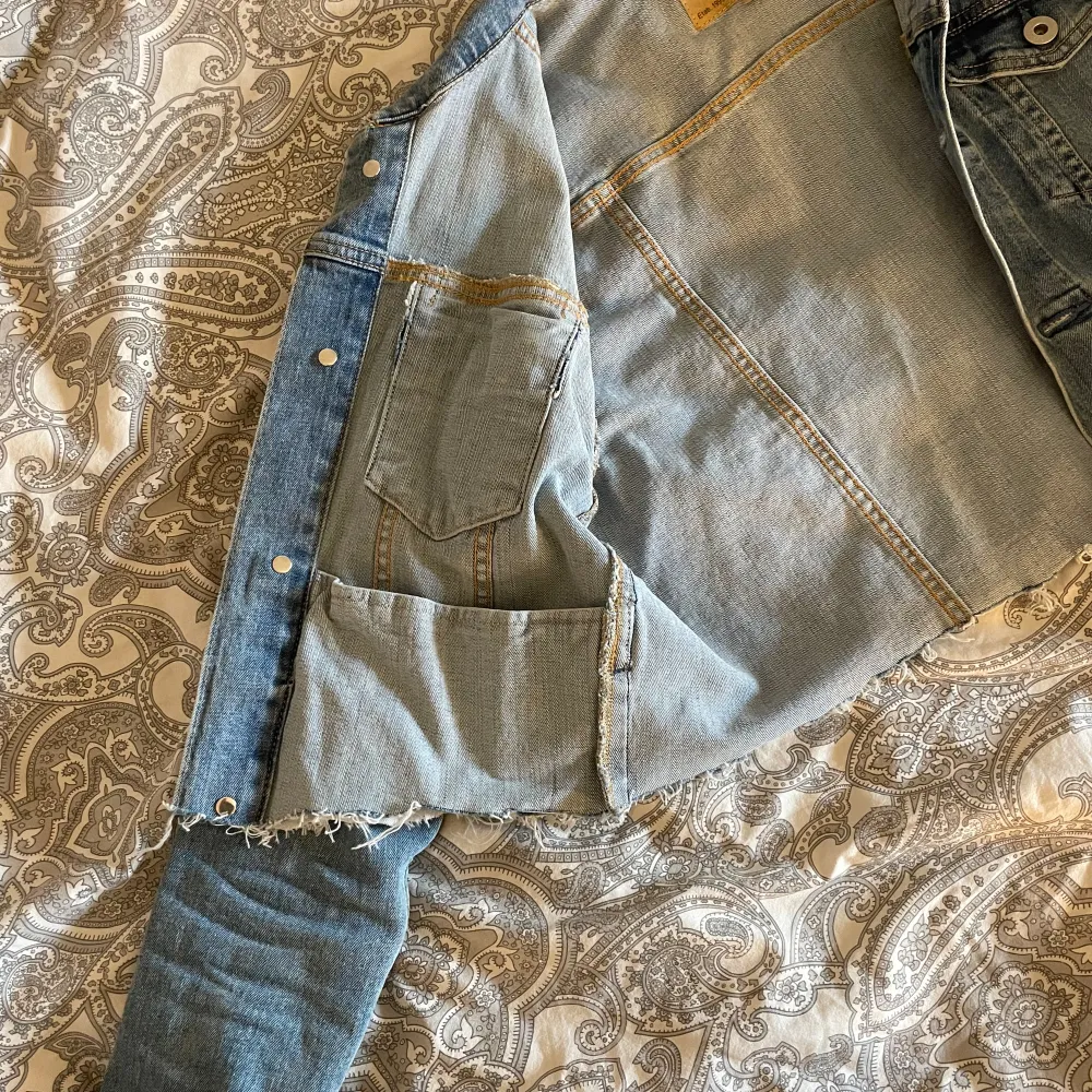 En jeansjacka från lager 157. Den är klippt för att bli mer cropped. Jackan är i storlek 160. En väldigt fin jacka som passar bra till våren/sommaren.. Jackor.