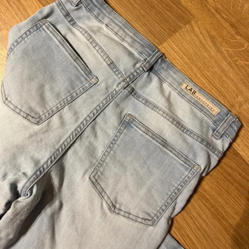 Bootcut jeans, i storleken 164. Nya. Jeans & Byxor.