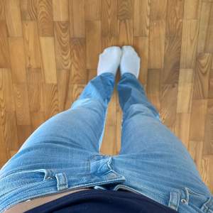 Lowwaist jeans från Vera Moda, superskönt och stretchigt tyg!! Använda fåtal gånger💗