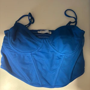 Blå topp  - Super fin topp som tyvärr inte passar mig o därför aldirg kommer till användning🥰det är storlek medium på den men jag skulle säga att den passar bättre på nån som har small eller en mindre byst💕