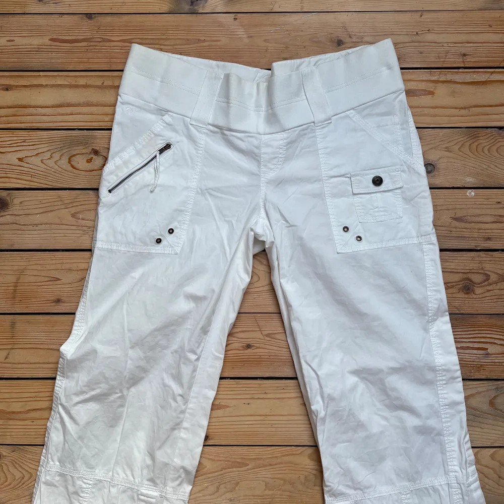 Vita cargobyxor med detaljer🤍 knappen på höger ficka är sönder (går inte att stänga) 🤍. Jeans & Byxor.