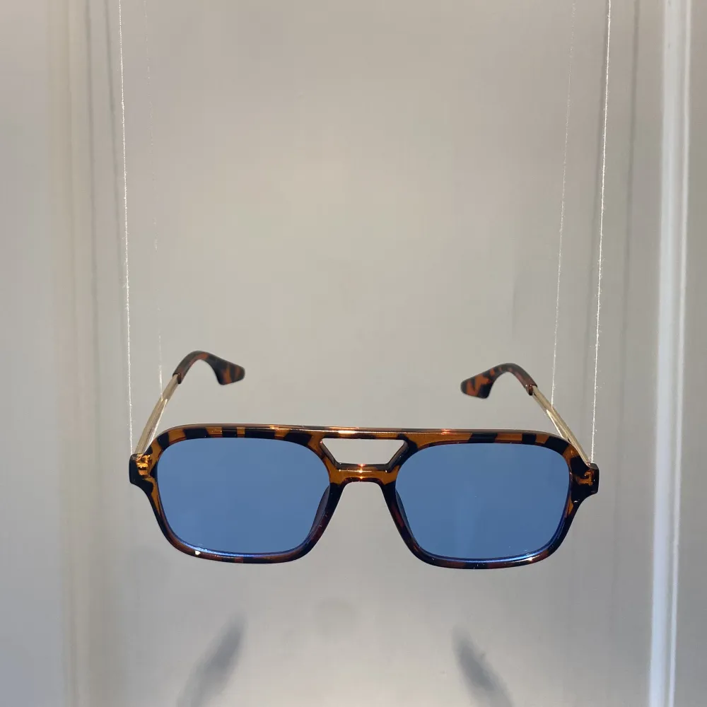 Våra sjukt snygga och grischiga  glasögon i modellen IBIZA från kollektionen XIV🍾. En exklusiv model med ”stål” bågar som gör att man får en lyxig känsla. Glaset är anti reflekterande, (UV 400). Övrigt.