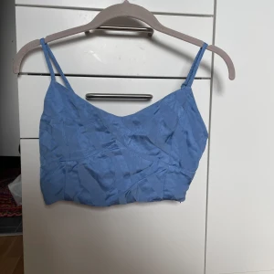 Blå sommartopp - Söt sommartopp från Chiquelle. Har dragkedja vid sidan och är strl s. Är blå och har ”zebraränder”