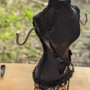 Läcker smyckesdocka/ smyckeshängare/ PARTI SMYCKESHÅLLARE - Läcker smyckesdocka i svart- och silver med krokar/smyckeshängare i silvrigt metall. Super fint gjort. Osäkert om basens material men jag skulle säga att det är keramik Vikten 275G