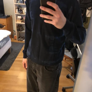 Mörkblå mönstrad crewneck  - Mönstrad mörkblå crewneck från Emilio. Heter Cameron crewneck. Säljer pga inte använder.