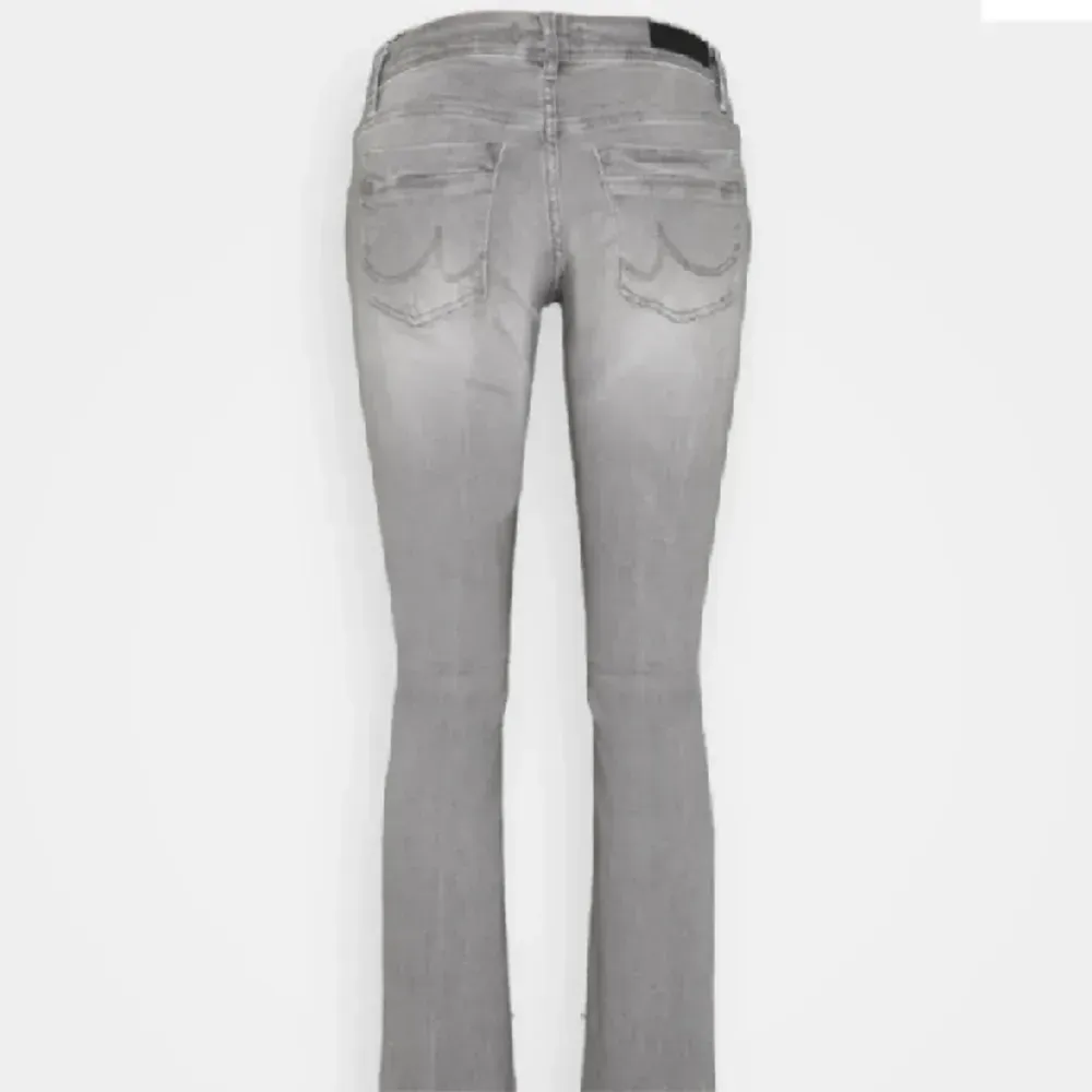 Säljer skit snygga Ltb jeans som är köpta här på Plick men som var lite för stora på mig. Pris kan diskuteras vid snabb affär.. Jeans & Byxor.