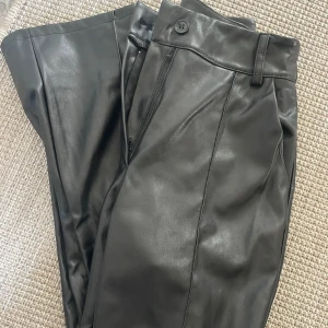 Skinnbyxor madlady - Knappt använda skinnbyxor från madlady, de är uppsydda så de ska passa mig som är 165 men passar även längre