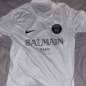 Balmain Psg collab T-Shirt. Har aldrig använt den och den är i ny skick