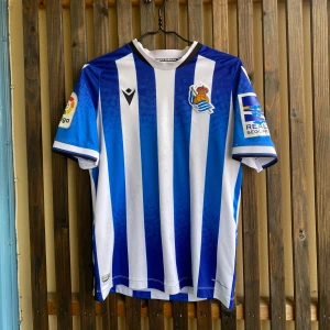 Isak Real Sociedad  - Äkta Real Sociedad tröja med Alexander Isak på ryggen från säsong 21/22. Passar bäst till S, men M funkar. 