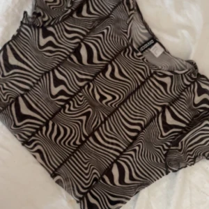 zebra magtröja - zebra aktig magtröja som är rätt så genomskinlig. storlek m men mer som s.