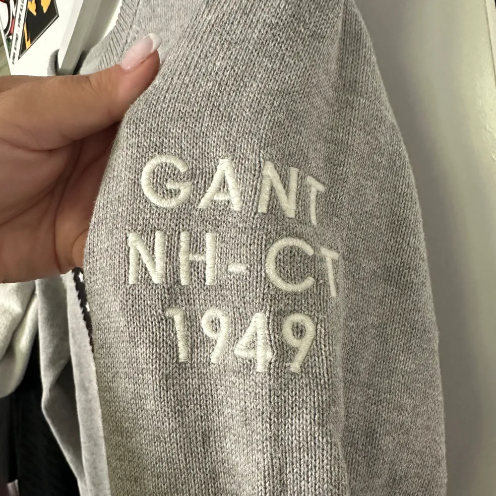 En grå kabelstickad tröja från Gant.  Knappt använd så den är i nyskick! . Tröjor & Koftor.