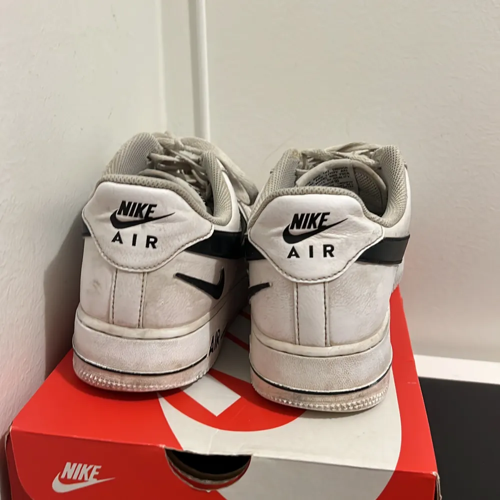 säljer nu ett par feta custom airforce 1s då ja inte använder dem längre,  Boxen ingår. Skor.