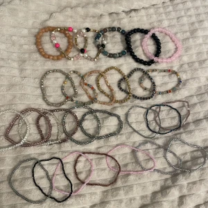 Armband - Köpta från shein för ganska så lite, dessa kan man köpa enskilt eller välja vilka man vill ha. Högsta priset som erbjuds är 80kr för alla armband. 
