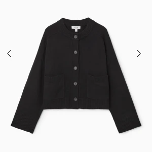 Cos kofta - Högsta bud på 550kr just nu! Svart kofta i ull från Cos i storlek M, men skulle säga att den mer är en S. Priset ligger på 1000kr, men säljer för 600kr💓använd typ 2 gånger. 