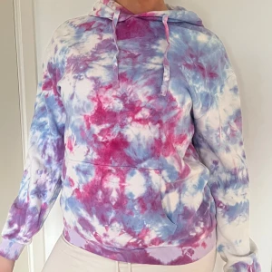 Tie dye hoodie  - Jätteskön hoodie med tie dye print. Fräsch och utan slitage.