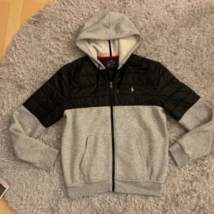 Ralph lauren cardigan - En raffe cardigan i bra skick. Tröjan är knottrig men går o få bort. Det finns inga hål eller fläckar men textrn inuti är skrapat.