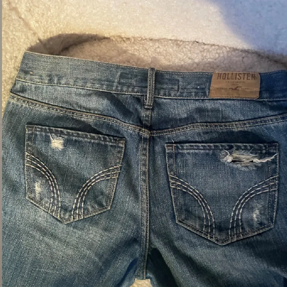 (Intressekoll) As snygga unika jeans ifrån Hollister som inte säljs längre, men är inte säker om jag vill sälja så kom med bra bud❣️ storlek S. Jeans & Byxor.