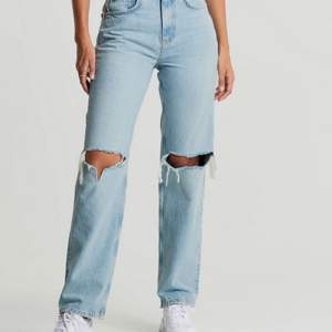 Gina Tricot jeans med hål vid knäna, säljer dom då de är för stora för mig tyvärr.. storlek 36 och i bra skick. Köparen står för frakten.