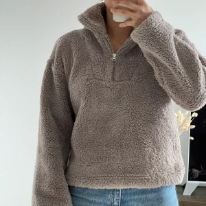 Tröja - Fin teddytröja från Bikbok, knappt använd🤍✨