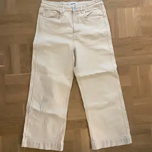 Jättefina vida jeans från Weekday! De är något kortare i passformen, så ankeln synd lite. Älskar de jättemycket men passar inte längre.