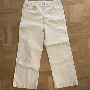 Snygga vida jeans - Jättefina vida jeans från Weekday! De är något kortare i passformen, så ankeln synd lite. Älskar de jättemycket men passar inte längre.